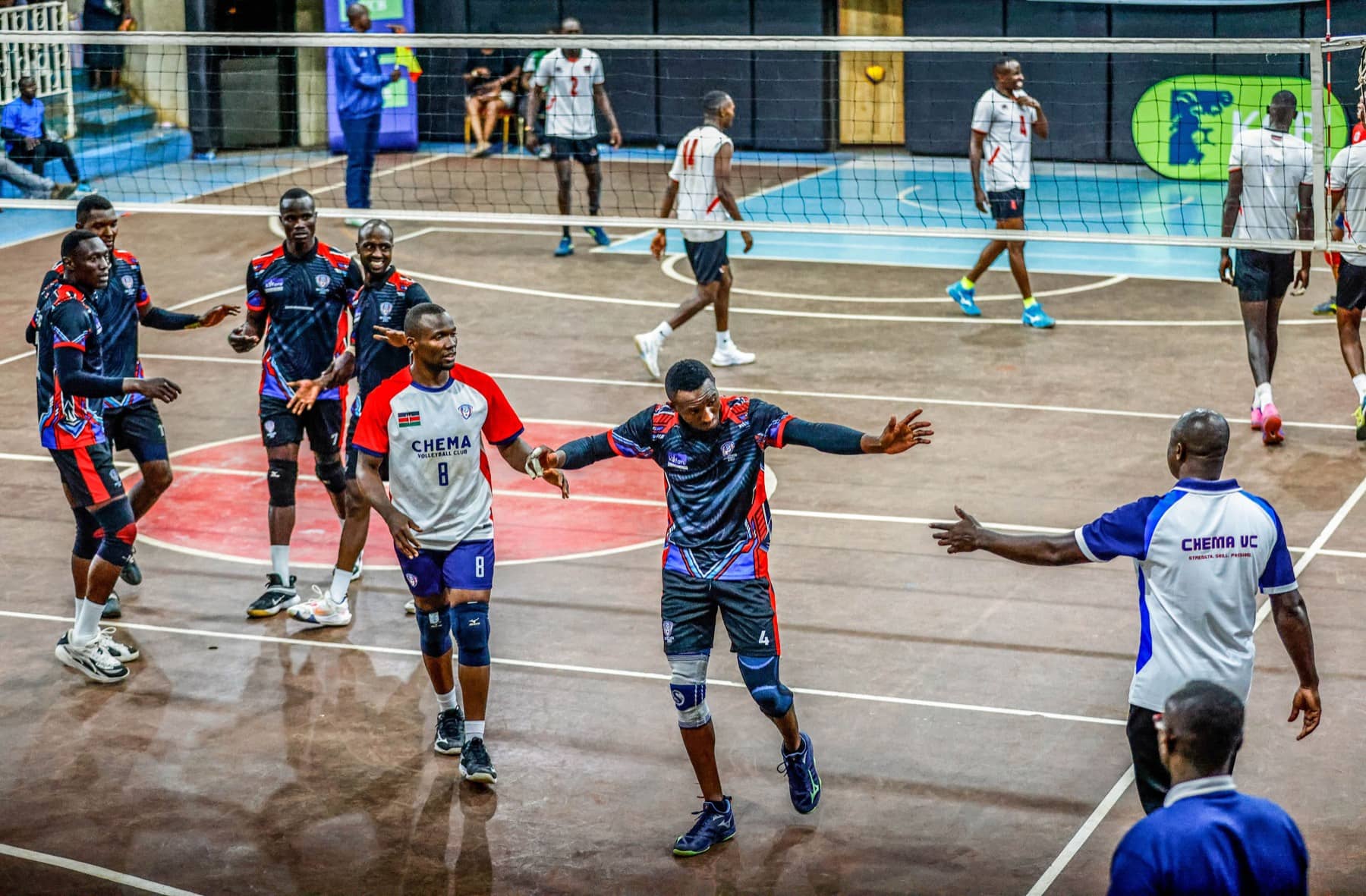 Chema VC players organizing around the ball in live rally