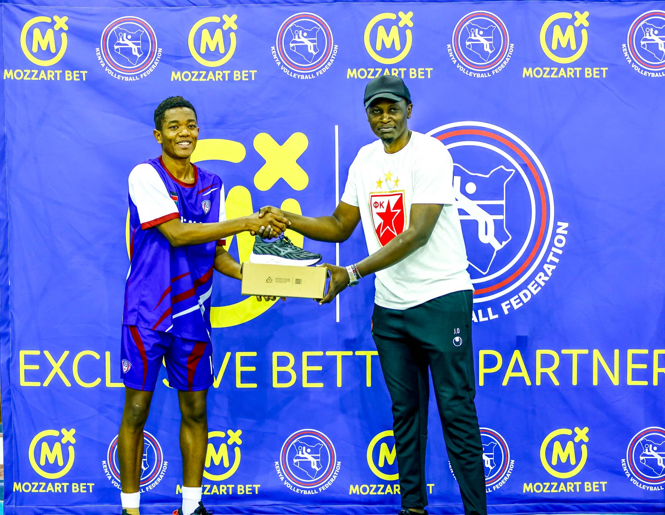 Brannel Kipleting receives the Predict & Win prize after the KAPU match.